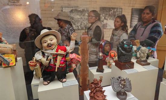 Ciudadanos bolivianos recorren el museo de la deidad andina del Ekeko este miércoles en La Paz (Bolivia). EFE