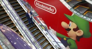 Un hombre pasa delante de un cartel publicitario de Nintendo en una tienda de electrónica en Tokio (Japón). EFE/Archivo