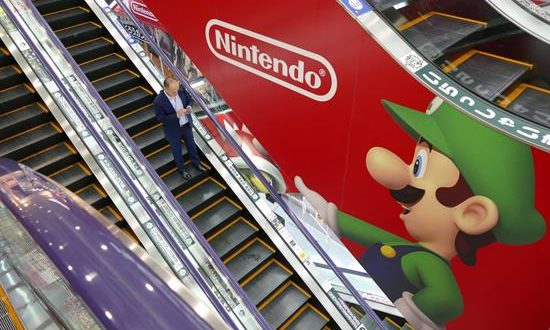 Un hombre pasa delante de un cartel publicitario de Nintendo en una tienda de electrónica en Tokio (Japón). EFE/Archivo