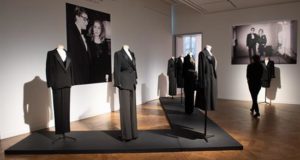 Parte de la colección de vestidos, trajes y accesorios creados por el diseñador francés Yves Saint-Laurent (YLS), que pertenecen al guardarropa de la actriz francesa Catherine Deneuve, durante su presentación para la subasta organizada por Christie's. EFE
