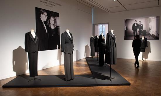 Parte de la colección de vestidos, trajes y accesorios creados por el diseñador francés Yves Saint-Laurent (YLS), que pertenecen al guardarropa de la actriz francesa Catherine Deneuve, durante su presentación para la subasta organizada por Christie's. EFE