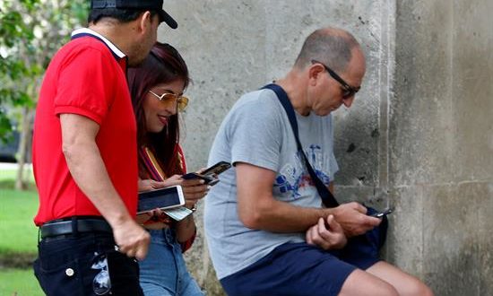 En la imagen, algunas personas haciendo uso de internet desde sus teléfonos. EFE/Archivo