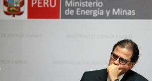 En la imagen un registro del ministro peruano de Energía y Minas, Francisco Ísmodes, quien explicó que el Gobierno tiene "como meta formalizar a no menos de 10.000 mineros artesanales que están en vías de formalización, a ellos se suman a los 6.000 del 2018 y 5.000 del 2017". EFE/Archivo