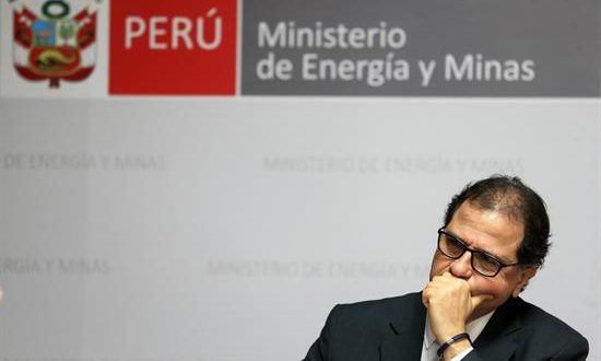 En la imagen un registro del ministro peruano de Energía y Minas, Francisco Ísmodes, quien explicó que el Gobierno tiene "como meta formalizar a no menos de 10.000 mineros artesanales que están en vías de formalización, a ellos se suman a los 6.000 del 2018 y 5.000 del 2017". EFE/Archivo