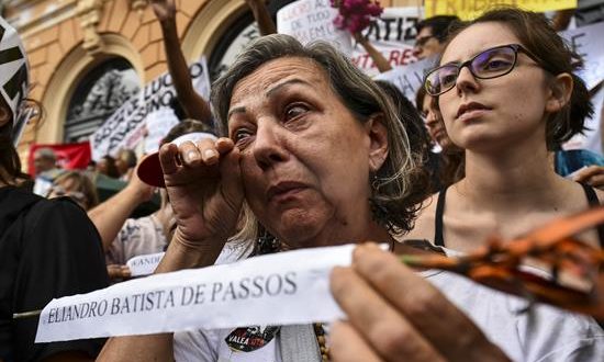 Una manifestante sostiene una pancarta con el nombre de uno de los muertos en una protesta en la ciudad de Belo Horizonte contra la empresa Vale, responsable por la tragedia minera ocurrida en la ciudad de Brumadinho, región de Minas Gerais, Brasil. EFE