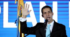 La oposición venezolana presentó este jueves un programa económico que aspira entre en marcha durante un eventual Gobierno de transición, una vez que el presidente Nicolás Maduro se aparte del poder, y ayude a sacar el país de la profunda crisis que atraviesa.