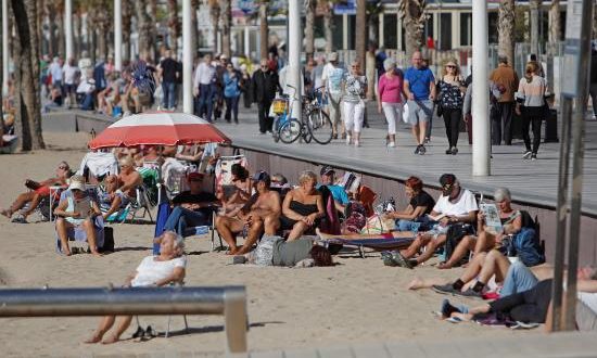 Turistas disfrutando del sol y de la playa de Benidorm. EFE/Archivo