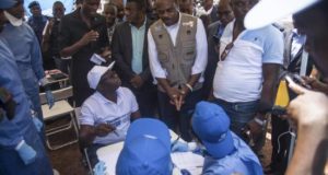 El ministro de Salud del Congo, Oly Ilunga (c), durante el lanzamiento de una vacuna experimental contra el ébola en Mbandaka, noroeste de la República Democrática del Congo. EFE/ Archivo