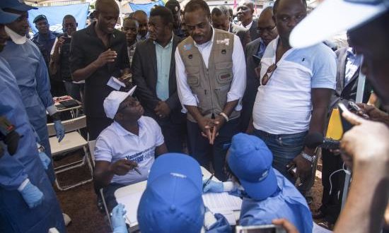 El ministro de Salud del Congo, Oly Ilunga (c), durante el lanzamiento de una vacuna experimental contra el ébola en Mbandaka, noroeste de la República Democrática del Congo. EFE/ Archivo