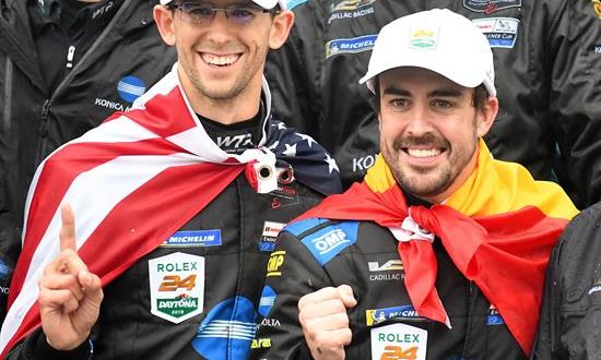 El piloto español Fernando Alonso (d) y su compañero el norteamericano Jordan Taylor, del equipo Wayne Taylor Racing, Konica Minolta Cadillac, celebran la victoria en la competencia de prototipos Rolex 24 Horas en Daytona Beach, en Florida (Estados Unidos). EFE