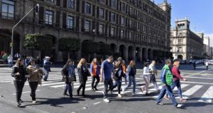 Cientos de personas evacuan los edificios en el zócalo de la capital de México tras un sismo de magnitud 6,5 que se produjo este viernes, en Ciudad de México (México). EFE