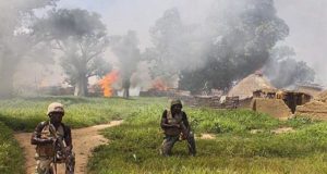 Soldados del Ejército de Nigeria limpian campos del grupo terrorista de Boko Haram en la localidad de Chuogori, estado Borno, Nigeria. EFE/Archivo