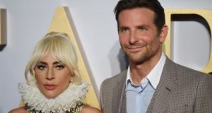 La actriz y cantante estadounidense Lady Gaga (i) y el actor y director estadounidense Bradley Cooper (d) posan para los fotógrafos durante la presentación de la película "Ha nacido una estrella". EFE/Archivo