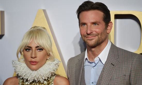 La actriz y cantante estadounidense Lady Gaga (i) y el actor y director estadounidense Bradley Cooper (d) posan para los fotógrafos durante la presentación de la película "Ha nacido una estrella". EFE/Archivo