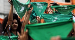 El centro de Buenos Aires se tiñó de nuevo de verde este jueves en un masivo "pañuelazo" en el que organizaciones feministas reivindicaron los 27 feminicidios que se registraron en Argentina en enero y pidieron que endurezcan las políticas públicas para proteger a las mujeres de la violencia. Con el "Ni Una Menos" como bandera y embozadas con la pañoleta verde símbolo de la campaña por el aborto legal, seguro y gratuito, y protagonista del movimiento feminista durante el pasado año, cientos de personas marcharon desde el Congreso de la Nación hasta la Plaza de Mayo, donde culminaron la protesta con un "pañuelazo" que se replicó en otros puntos del país.