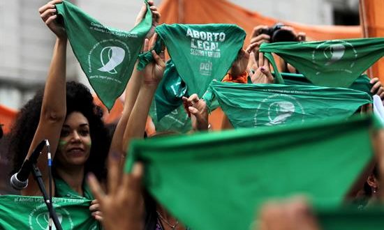 El centro de Buenos Aires se tiñó de nuevo de verde este jueves en un masivo "pañuelazo" en el que organizaciones feministas reivindicaron los 27 feminicidios que se registraron en Argentina en enero y pidieron que endurezcan las políticas públicas para proteger a las mujeres de la violencia. Con el "Ni Una Menos" como bandera y embozadas con la pañoleta verde símbolo de la campaña por el aborto legal, seguro y gratuito, y protagonista del movimiento feminista durante el pasado año, cientos de personas marcharon desde el Congreso de la Nación hasta la Plaza de Mayo, donde culminaron la protesta con un "pañuelazo" que se replicó en otros puntos del país.