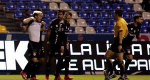 Brian Fernández (i), del Necaxa, fue registrado este viernes al festejar con varios compañeros un gol que le anotó al Puebla, durante un partido correspondiente a la jornada 5 del torneo mexicano de fútbol, en el estadio Cuauhtémoc de Puebla (México). EFE