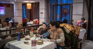 El Año Nuevo chino no solo son petardos y dragones. La gastronomía china toma un cariz especial en esta época festiva y se entremezcla con las tradiciones y los juegos de palabras para generar una serie de platos típicos que marcarán una vez más la entrada en el Año del Cerdo.