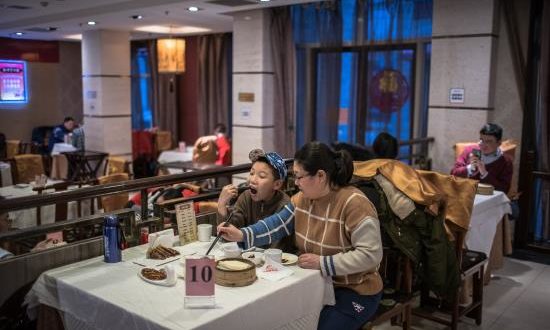 El Año Nuevo chino no solo son petardos y dragones. La gastronomía china toma un cariz especial en esta época festiva y se entremezcla con las tradiciones y los juegos de palabras para generar una serie de platos típicos que marcarán una vez más la entrada en el Año del Cerdo.