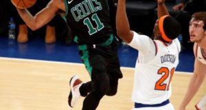 El base de los Boston Celtics, Kyrie Irving (i) durante su partido. EFE