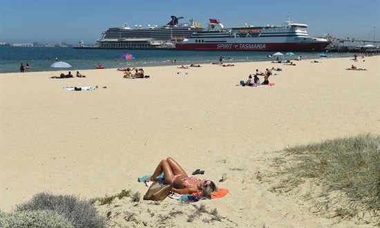 Australianos toman sol en la playa del puerto de Melbourne, Australia, a pesar de la ola de calor extrema que azotó el estado de Victoria y que ha causó el corte del suministro eléctrico en unas 170.000 viviendas, en Melbourne, Australia. EFE