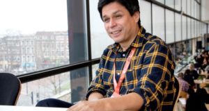 El director peruano Miguel Ángel Moulet, durante una entrevista con Efe en el festival de cine de Róterdam (Holanda), donde ha proyectado su ópera prima "Todos somos marineros", un largometraje sobre el desarraigo que trata "la espera de unos rusos varados en el puerto de Chimbote". EFE