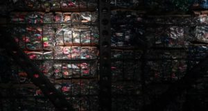 Detalle de uno de los muros de la exposición "Cronómetro", obra de la artista chilena Denise Lira-Ratinoff, realizado con plásticos reciclados de las costas y paisajes naturales de Chile, ayer viernes 1 de febrero de 2019, en Santiago (Chile). EFE