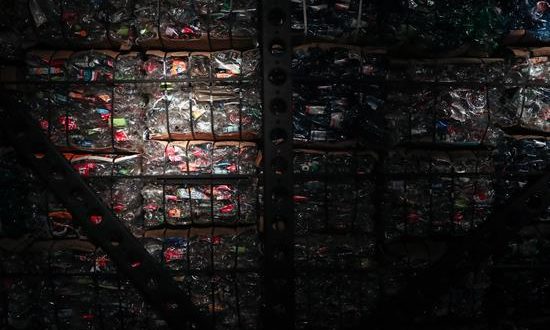 Detalle de uno de los muros de la exposición "Cronómetro", obra de la artista chilena Denise Lira-Ratinoff, realizado con plásticos reciclados de las costas y paisajes naturales de Chile, ayer viernes 1 de febrero de 2019, en Santiago (Chile). EFE