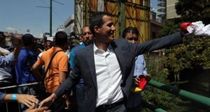 El presidente de la Asamblea Nacional de Venezuela, Juan Guaidó, llega para pronunciar un discurso en una marcha opositora este sábado en Caracas (Venezuela). Las concentraciones en oposición a Nicolás Maduro están convocadas en toda Venezuela y en distintos países del mundo. EFE