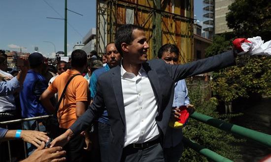 El presidente de la Asamblea Nacional de Venezuela, Juan Guaidó, llega para pronunciar un discurso en una marcha opositora este sábado en Caracas (Venezuela). Las concentraciones en oposición a Nicolás Maduro están convocadas en toda Venezuela y en distintos países del mundo. EFE