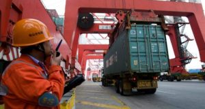 Los principales productos de exportación de Ecuador fueron el año pasado, por este orden, camarón, banano, enlatados de pescado, flores y cacao. EFE/Archivo