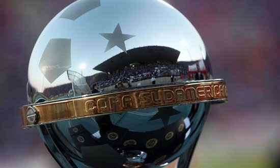 En la imagen un primer plano del trofeo de la Copa Sudamericana. EFE/Archivo
