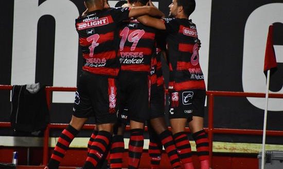 Con su triunfo, los Xolos subieron al duodécimo lugar del torneo Clausura de fútbol en México, al sumar su segundo triunfo de la temporada con tres derrotas. En la imagen el registro de otra de las celebraciones del equipo de Tijuana. EFE/Archivo