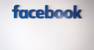 La compañía que fundó hace 15 años Mark Zuckerberg junto a otros tres compañeros de la Universidad de Harvard (Massachusetts, EE.UU.) ha crecido hasta tal punto que alrededor de un tercio de la humanidad tiene actualmente una cuenta de Facebook, lo que le da una posición de dominio casi absoluto en el mercado. EFE/Archivo