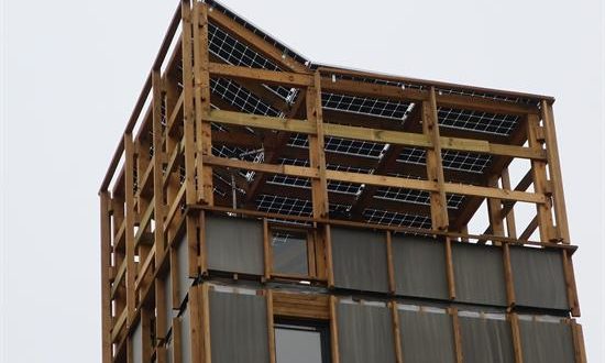 La Torre Experimental Peñuelas es el edificio más alto de Latinoamérica hecho en madera, se eleva 20 metros desde el suelo y es fruto de una iniciativa chilena para incentivar un sistema de construcción ecosustentable en altura que ayude a paliar la falta de vivienda.