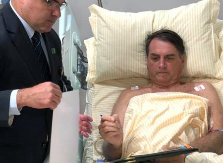 Fotografía cedida el pasado 31 de enero por la Presidencia de Brasil en la que se registró al mandatario Jair Bolsonaro (d), en el hospital Albert Einstein después de someterse a una cirugía de intestino delgado, en la ciudad de Sao Paulo. EFE