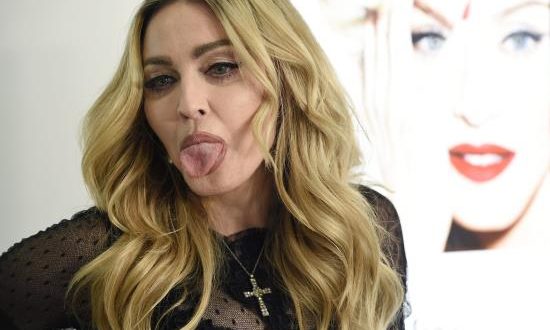 La súper estrella del pop Madonna posa durante un evento promocional en Tokio (Japón). EFE/Arhivo