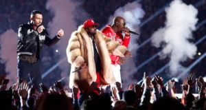 El rapero Big Boi (C), Adam Levine (L) de Maroon 5 y Sleepy Brown (R) se presentan durante el medio tiempo del Super Bowl LIII entre los New England Patriots y los Angeles Rams durante la primera mitad del Super Bowl LIII en Mercedes- Benz Stadium en Atlanta, Georgia, EE. UU., 03 de febrero de 2019. (Disturbios, Estados Unidos) EFE