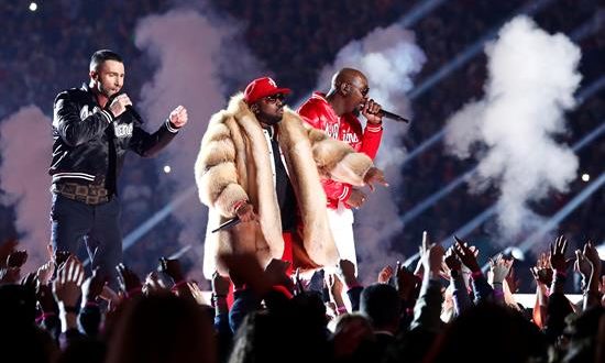 El rapero Big Boi (C), Adam Levine (L) de Maroon 5 y Sleepy Brown (R) se presentan durante el medio tiempo del Super Bowl LIII entre los New England Patriots y los Angeles Rams durante la primera mitad del Super Bowl LIII en Mercedes- Benz Stadium en Atlanta, Georgia, EE. UU., 03 de febrero de 2019. (Disturbios, Estados Unidos) EFE