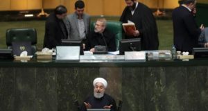 El presidente iraní, Hasan Rohaní, pronuncia un discurso ante el Parlamento, este lunes, en el que instó a aprobar las leyes pertinentes para que las grandes potencias no puedan acusar a Irán de financiar el terrorismo, en alusión a los debates para salir de la lista negra del Grupo de Acción Financiera, en Teherán, Irán. EFE