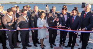 El presidente paraguayo, Mario Abdo Benítez, cortó este lunes la cinta que inaugura el nuevo muelle deportivo de Asunción, frente al río Paraguay, que pretende convertirse en uno de los principales focos turísticos de la capital y servir como plataforma para embarcaciones turísticas y deportivas.