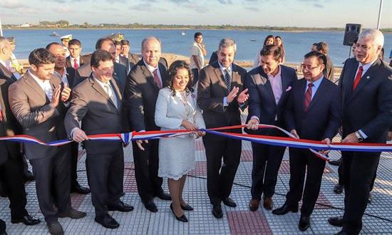 El presidente paraguayo, Mario Abdo Benítez, cortó este lunes la cinta que inaugura el nuevo muelle deportivo de Asunción, frente al río Paraguay, que pretende convertirse en uno de los principales focos turísticos de la capital y servir como plataforma para embarcaciones turísticas y deportivas.