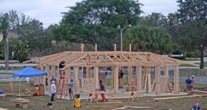 Captura de un vídeo en vivo donde aparece "El templo del tiempo" del escultor californiano David Best durante el desarrollo de su construcción este lunes, en la ciudad de Coral Springs, Florida.EFE/Power of Art