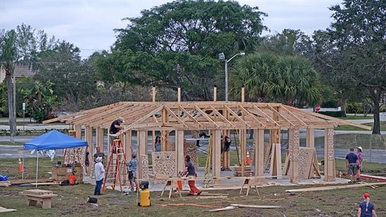 Captura de un vídeo en vivo donde aparece "El templo del tiempo" del escultor californiano David Best durante el desarrollo de su construcción este lunes, en la ciudad de Coral Springs, Florida.EFE/Power of Art