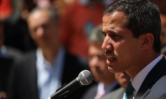 El presidente de la Asamblea Nacional, Juan Guaidó (c), quien se proclamó presidente interino de Venezuela hace casi dos semanas, ofrece declaraciones este lunes en Caracas (Venezuela). EFE