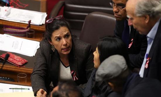 En la imagen, la legisladora peruana Marisa Glave (c). EFE/Archivo
