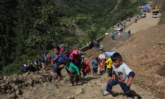 Los familiares de los desaparecidos en los deslizamientos en una carretera al noroeste de la ciudad boliviana de La Paz pidieron este lunes se acelere la búsqueda de que quienes se cree que permanecen atrapados en vehículos debajo de toneladas de tierra desprendida.