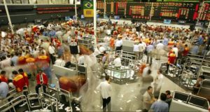 En el caso de Sao Paulo, los inversores brasileños vieron con optimismo el apoyo que pidió el Gobierno a las reformas económicas, tras lo cual el parqué se apreció 0,74 % en su índice Ibovespa, que se situó en los 98.588 puntos, en una jornada con negocios por 14.080 millones de reales (alrededor de 3.833 millones de dólares). EFE/Archivo