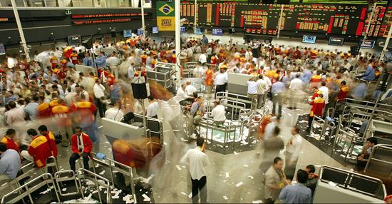 En el caso de Sao Paulo, los inversores brasileños vieron con optimismo el apoyo que pidió el Gobierno a las reformas económicas, tras lo cual el parqué se apreció 0,74 % en su índice Ibovespa, que se situó en los 98.588 puntos, en una jornada con negocios por 14.080 millones de reales (alrededor de 3.833 millones de dólares). EFE/Archivo
