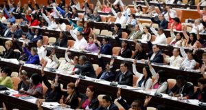 En Cuba, con una población de 11,2 millones de habitantes, están convocados más de ocho millones de ciudadanos que integran la lista de electores para votar sobre el texto de la nueva Carta Magna que fue sometido a un debate popular y en diciembre pasado fue aprobado por la Asamblea Nacional (Parlamento unicameral). EFE/Archivo